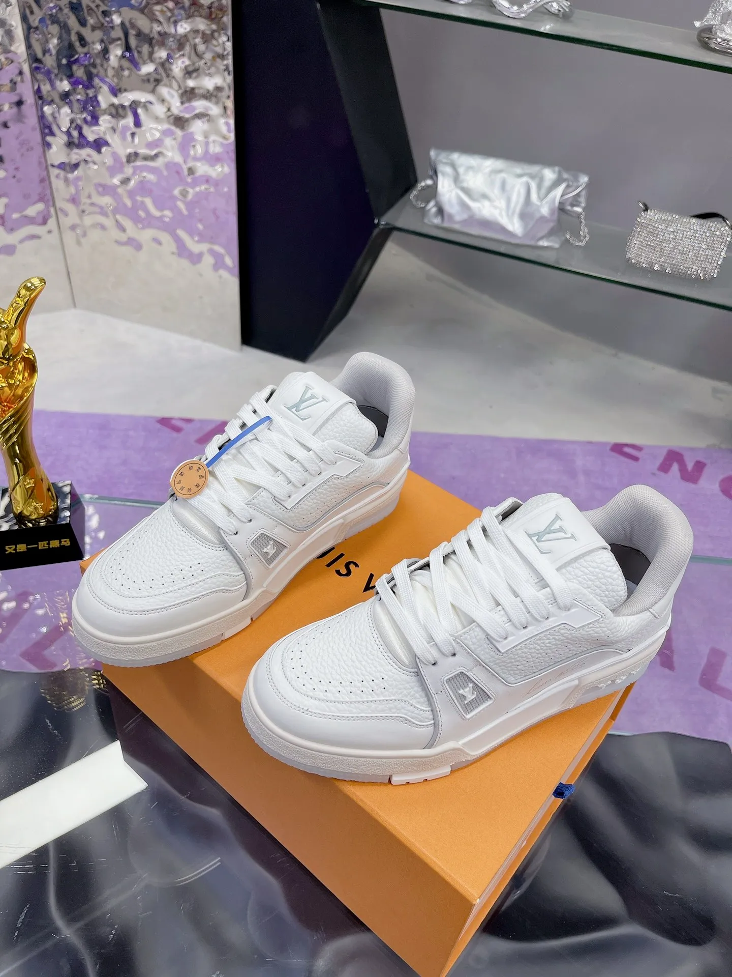 👟👟Ex-factory price👟👟Ex-factory price 840👟👟 Original development, quality shipping, welcome to compare ❥❥❥❥❥❥LV sneaker series LV Trainer Maxi sneakers introduce the loose silhouette of the ready-to-wear series into the LV Trainer sneaker design written by Virgil Abloh, making an eye-catching appearance at the 2024 spring and summer men's wear show. The cow leather upper is combined with rough fabric laces, and colorful beading highlights the brand's classic elements. LV letters mark the tongue and Monogram floral outsole. Mixed materials Made of first-layer cowhide, wrapped in imported custom-printed denim, thick shoelace design, large Monogram print on the side, "lv 54" badges on the tongue and heel, rubber outsole decorated with Monogram flowers, mesh lining and cotton feet, the comfort is as extreme as ever, premium heritage, quality first, worth owning! Size: 35-40 for women, 39-44 for men (45 is custom-made and cannot be returned or exchanged) ♡Full set of packaging with original gift box